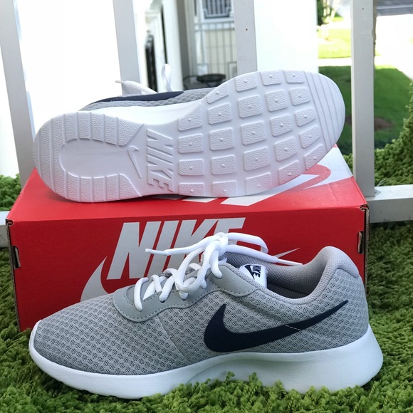 NWT Nike Tanjun Wolf Grey WMNS - Picture 5 of 7